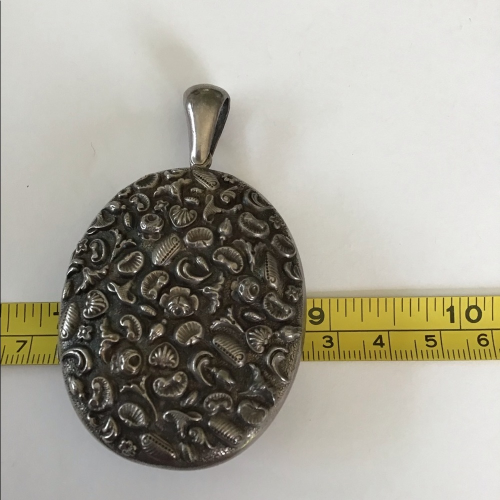 Huge Sterling Antique Sea Shells Repousse Locket - Picture 7 of 9